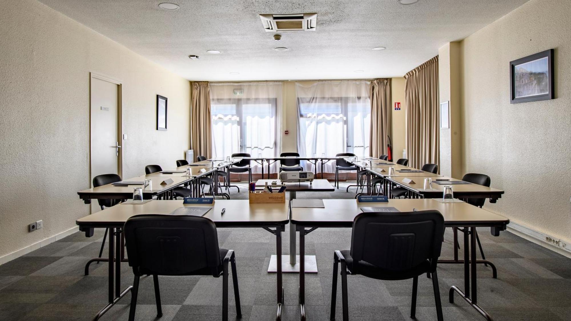 Готель Campanile Prime - Nimes Centre Екстер'єр фото