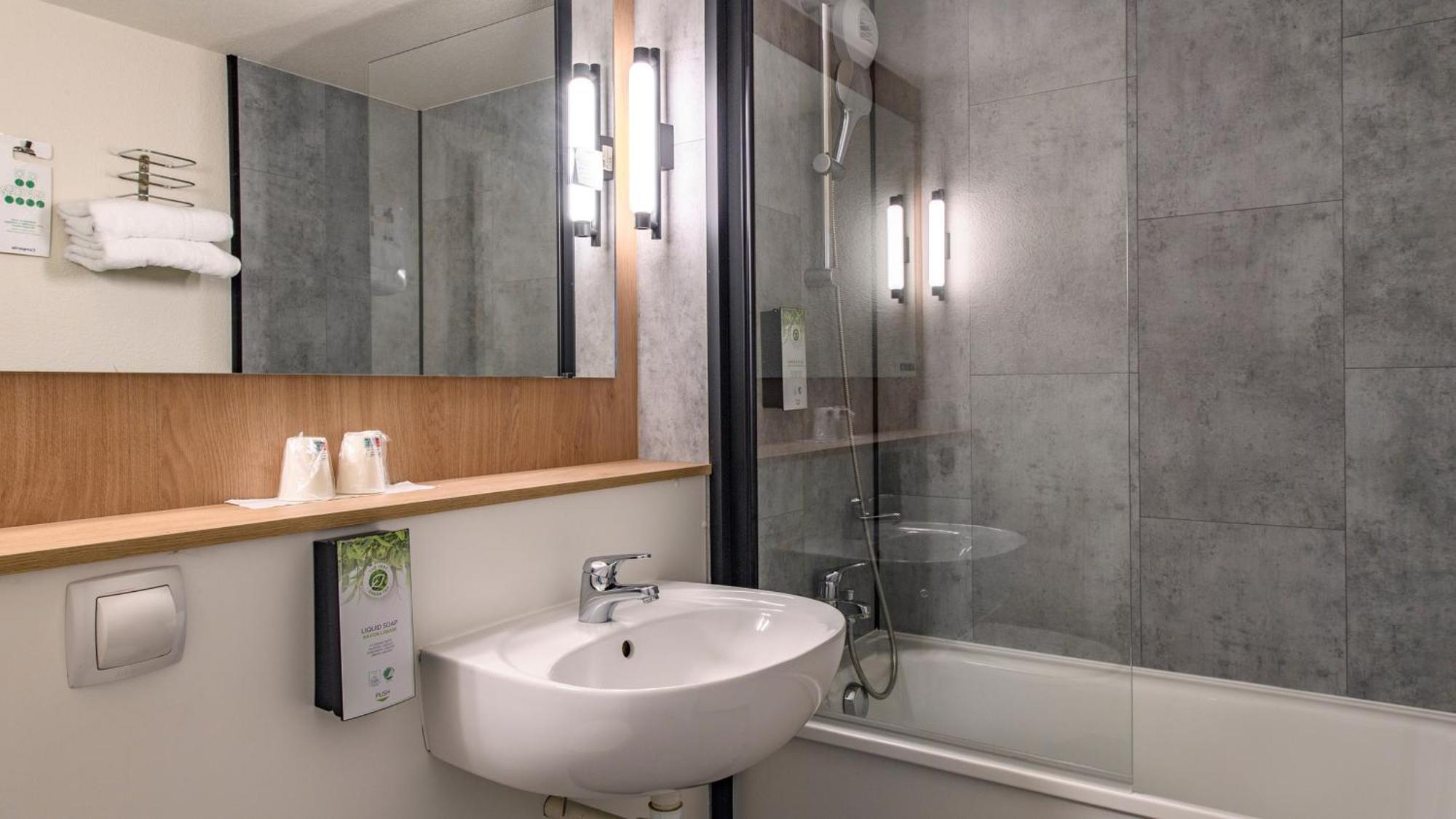 Готель Campanile Prime - Nimes Centre Екстер'єр фото